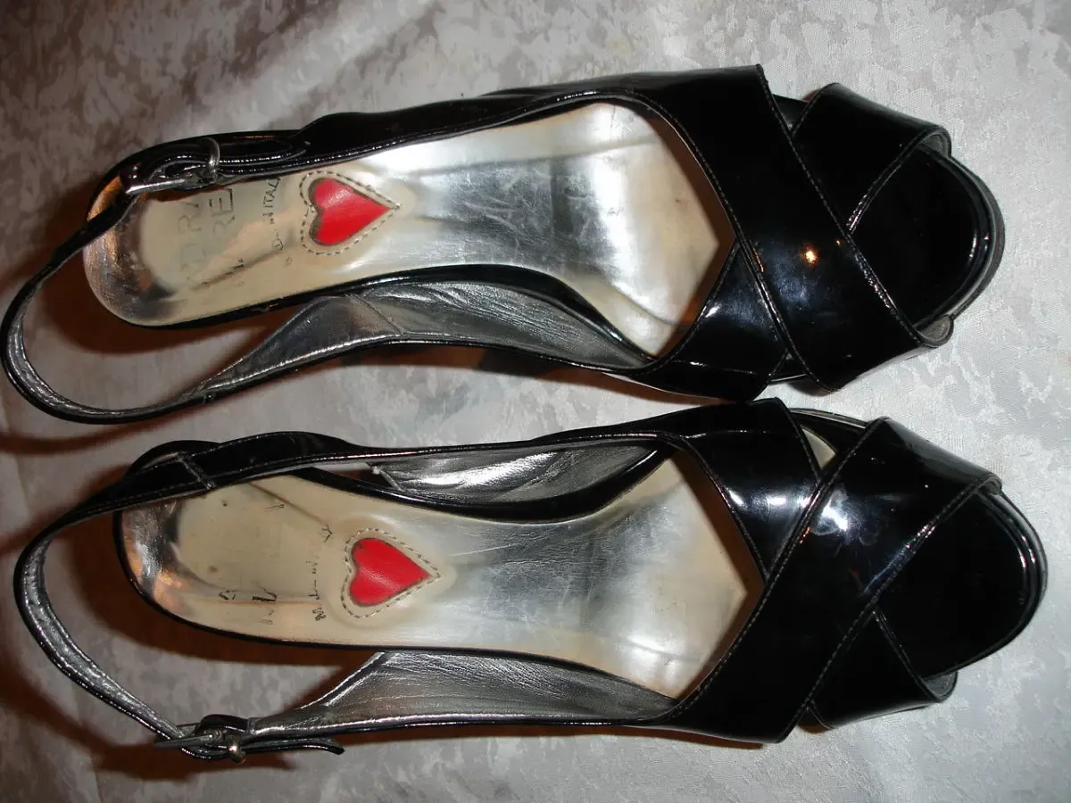 Босоножки/босоніжки 39 р., чорні, лакована шкіра, каблук, Італія 2