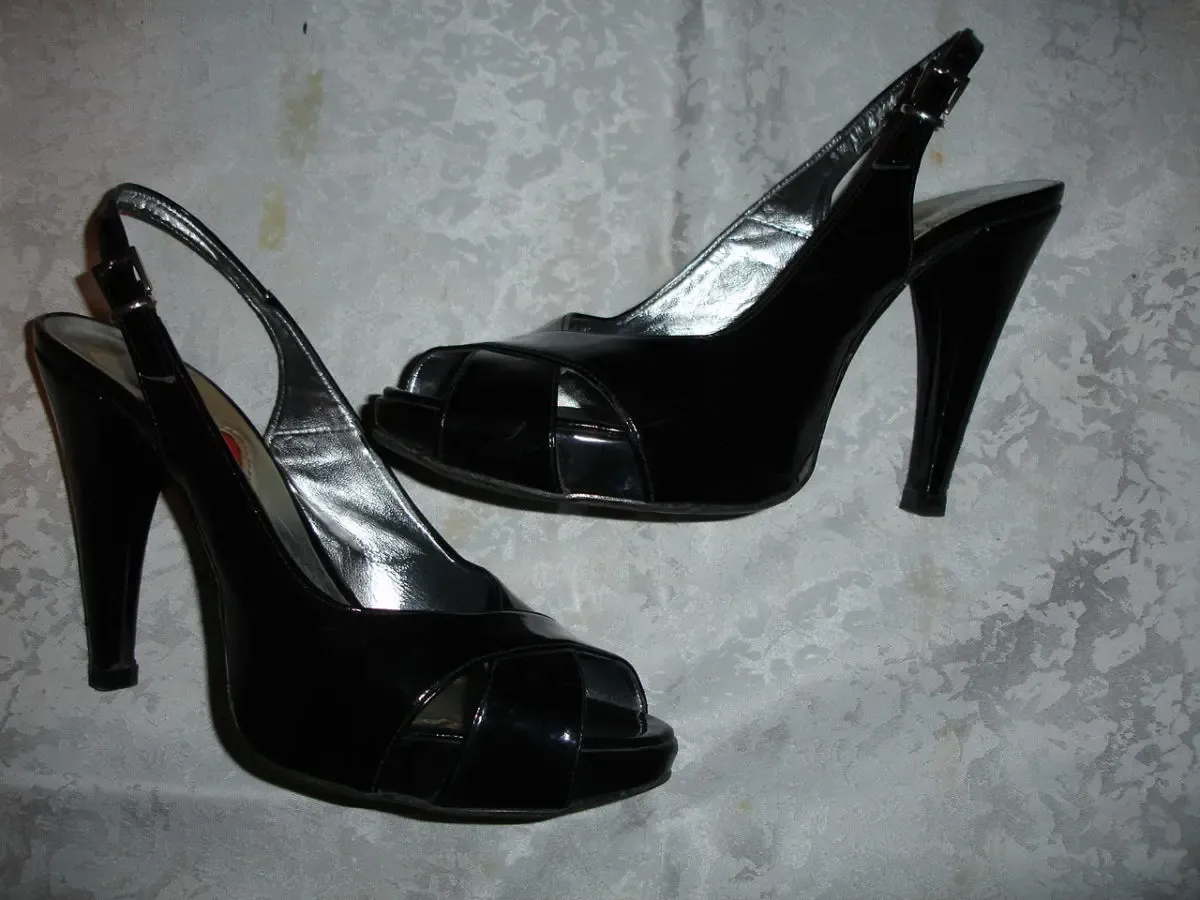 Босоножки/босоніжки 39 р., чорні, лакована шкіра, каблук, Італія