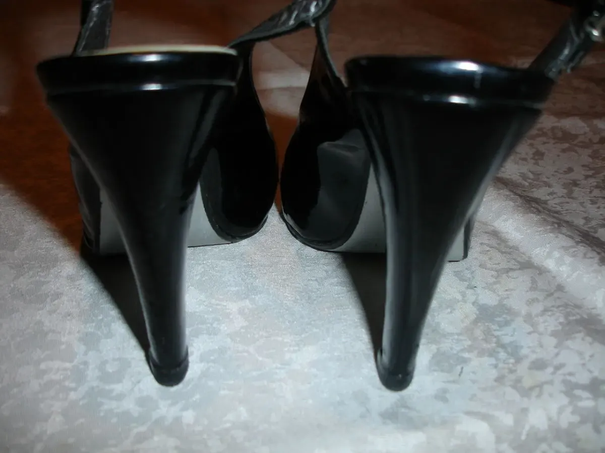 Босоножки/босоніжки 39 р., чорні, лакована шкіра, каблук, Італія 9
