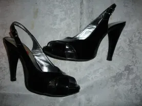 Босоножки/босоніжки 39 р., чорні, лакована шкіра, каблук, Італія