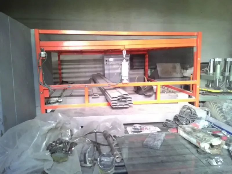 Продаем линию по производству ПВХ окон и стеклопакетов, 2005 г.в. 2