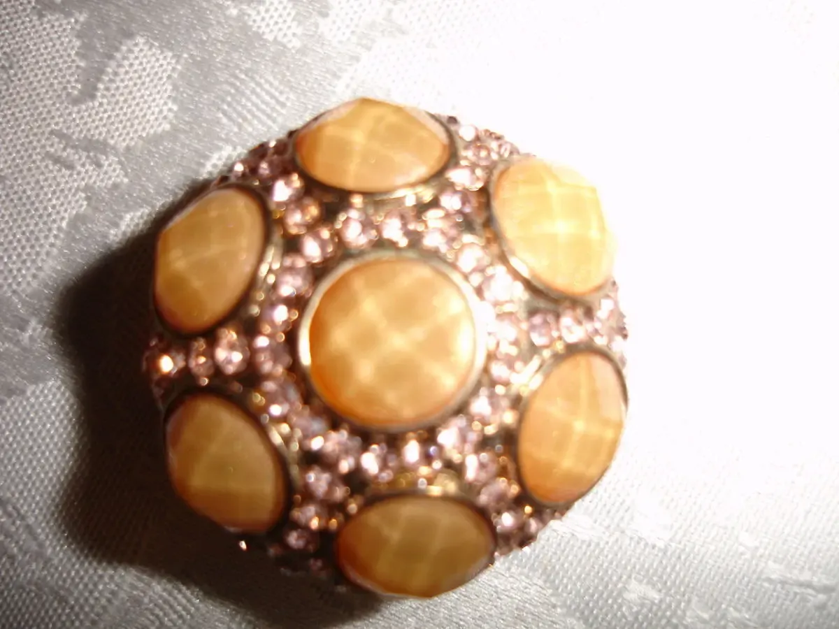 Кольцо/перстень з жовтого металу діаметром 3 см, з камінцями 4