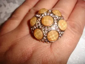 Кольцо/перстень з жовтого металу діаметром 3 см, з камінцями
