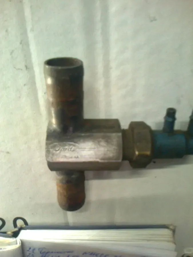 Байпасный клапан воздух Форд 9D473 3