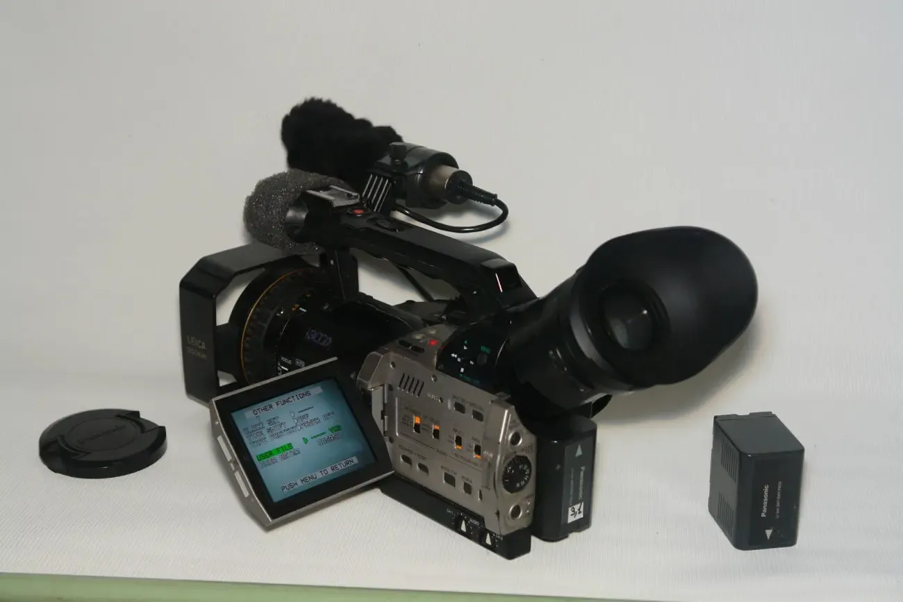 Цифровая видеокамера PANASONIC DVX100E 2