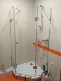 Пятиугольные душевые кабины трапеция, изготовление и установка