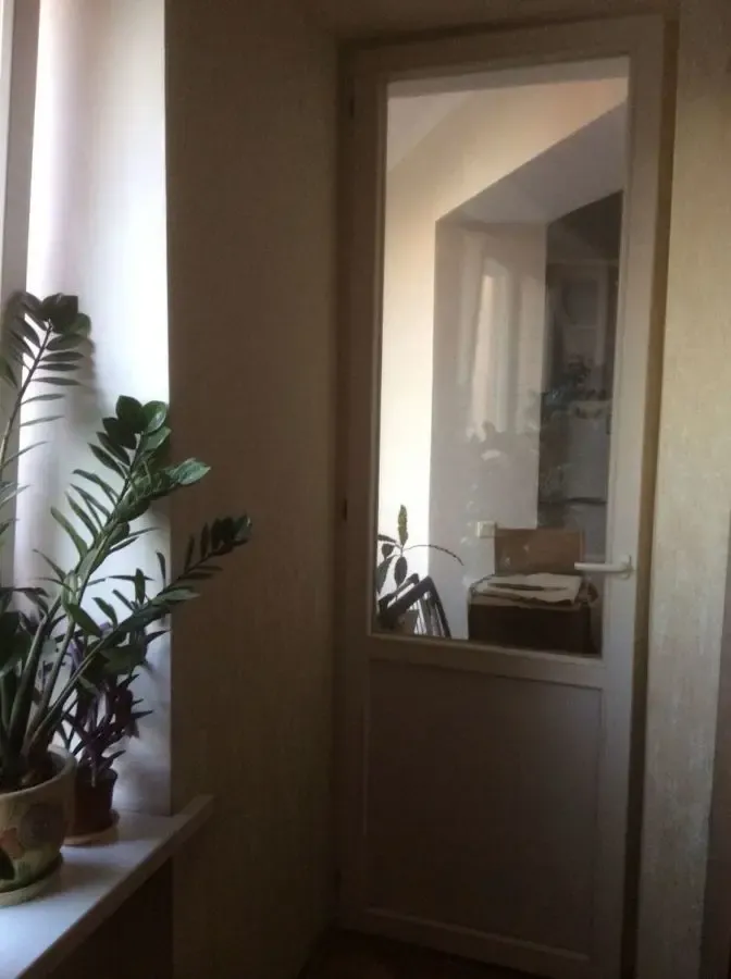 Продам сосновую дверь 1 шт, размеры  2 м на 0.8 м