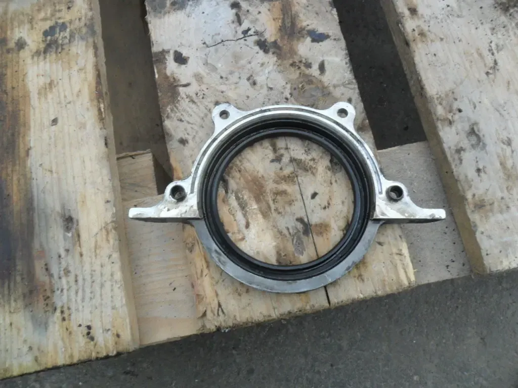 Задняя крышка коленвала Мазда 323 BA 1.5, 16V, двигатель Z5 2