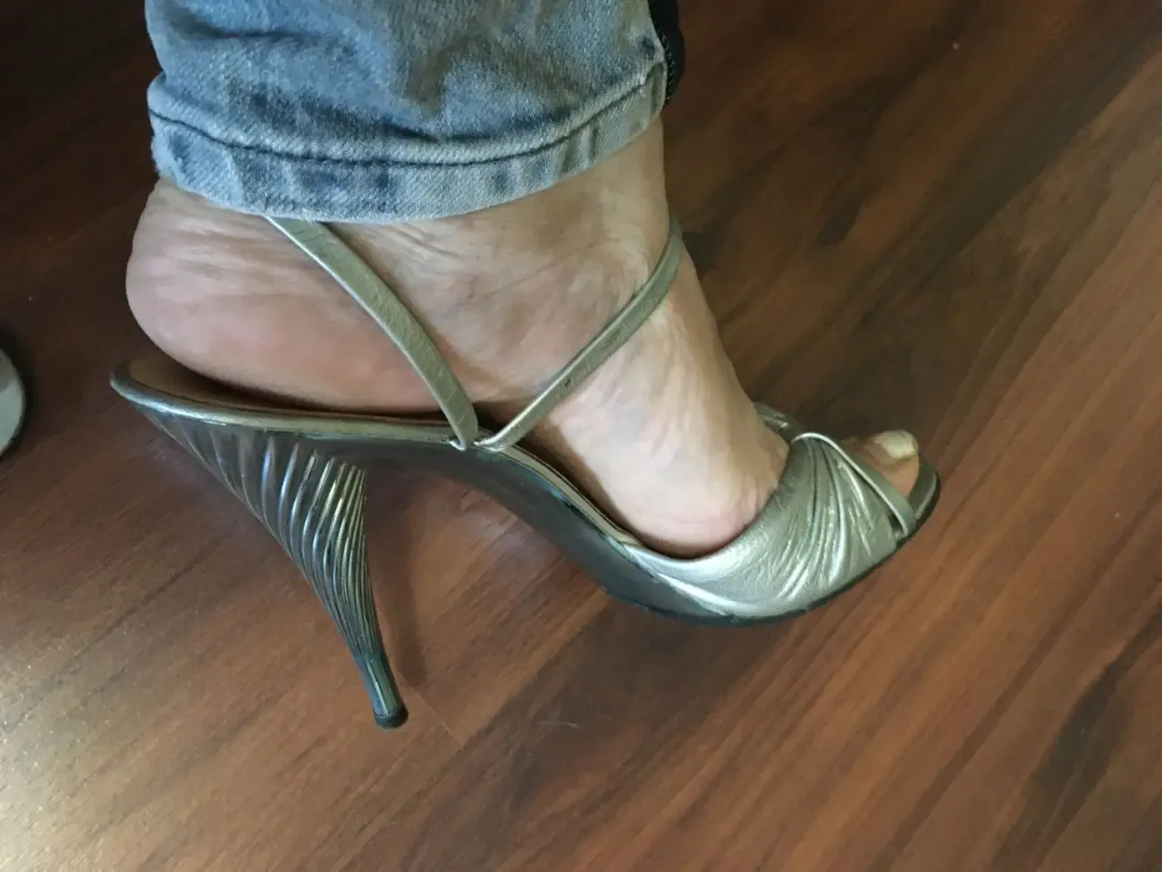 Босоножки серебристые