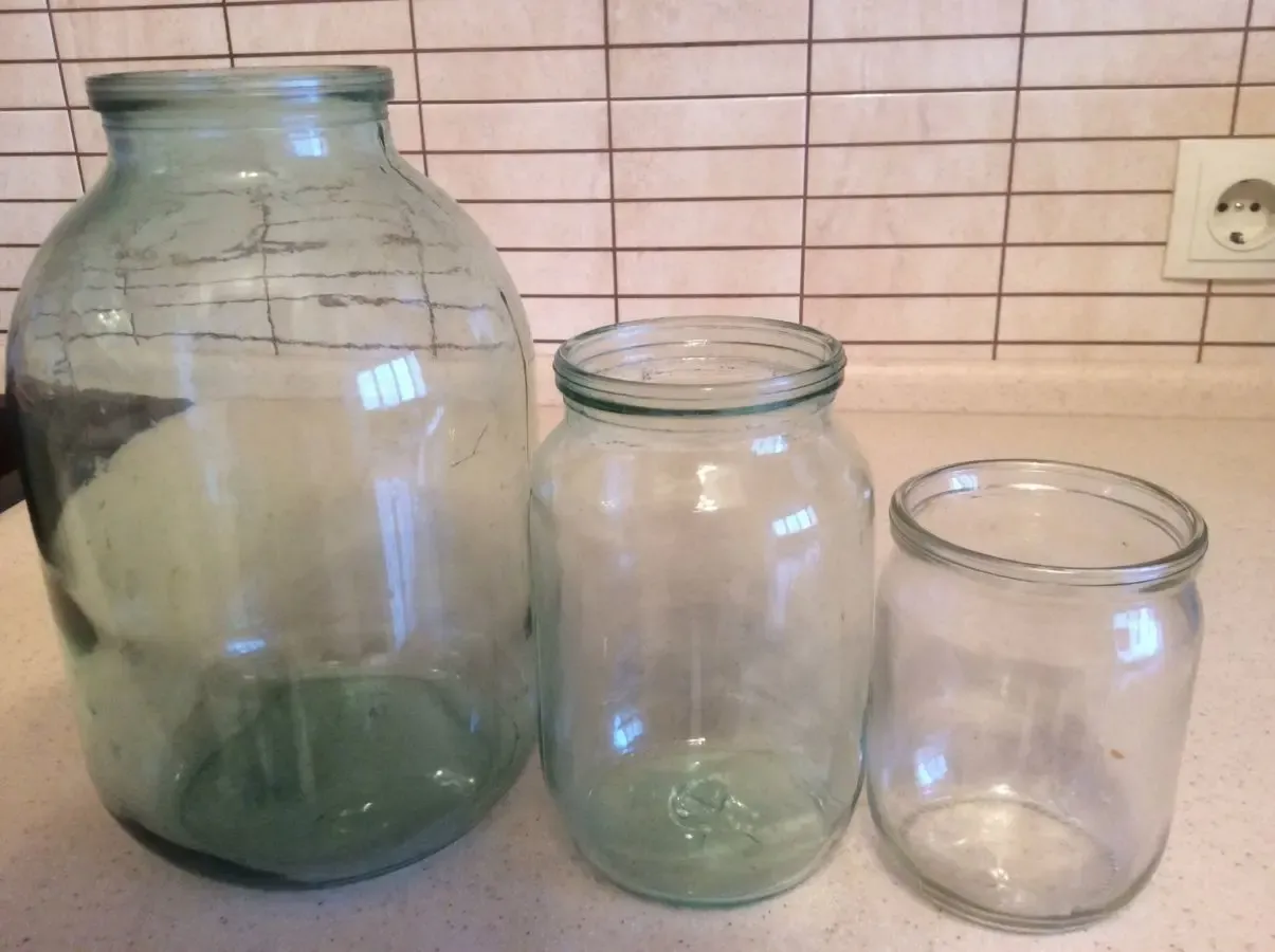 Продам стеклянные банки 0.5л.,б.у