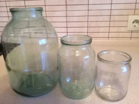 Продам стеклянные банки 0.5л.,б.у