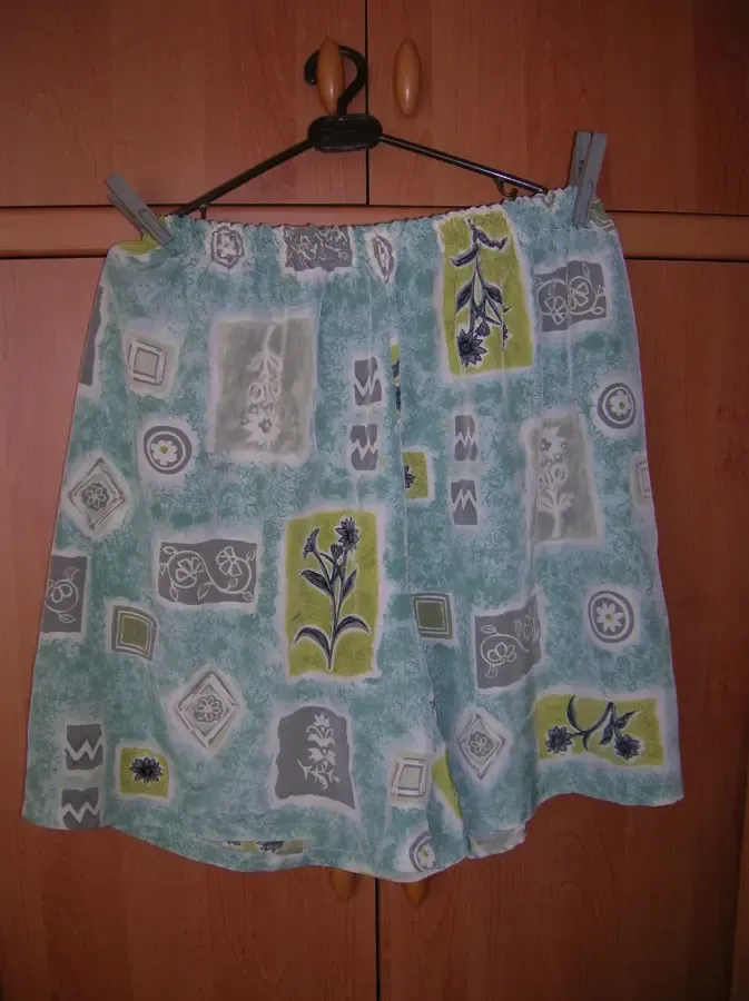 Шорты р.54 летние шелковые на широкой резинке с боковыми карманами