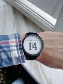 Наручные часы с цифрами 13 и 14