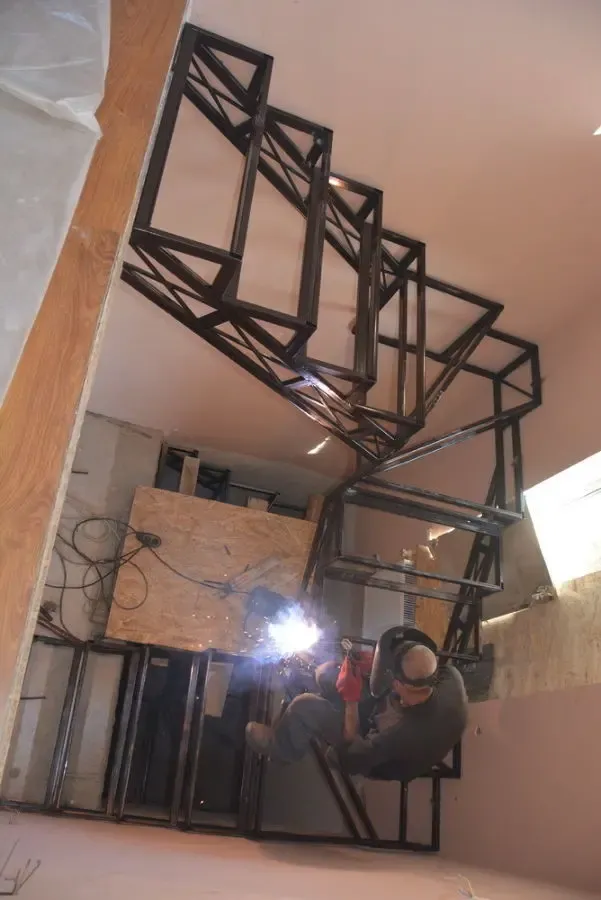 лестничный мет. каркас под обшивку деревом.