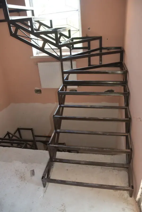 лестничный мет. каркас под обшивку деревом.