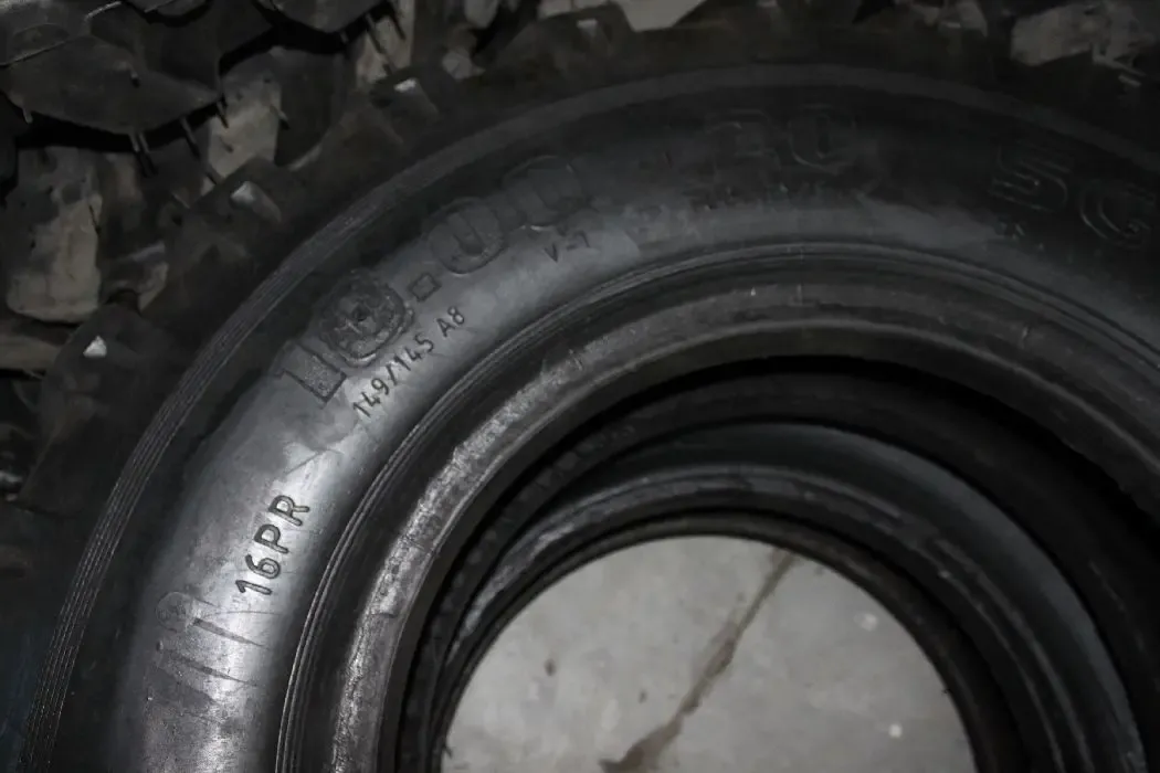 Шины 10.00-20, 10R20, 10.00R20 (280-508) REZIN наварка 2