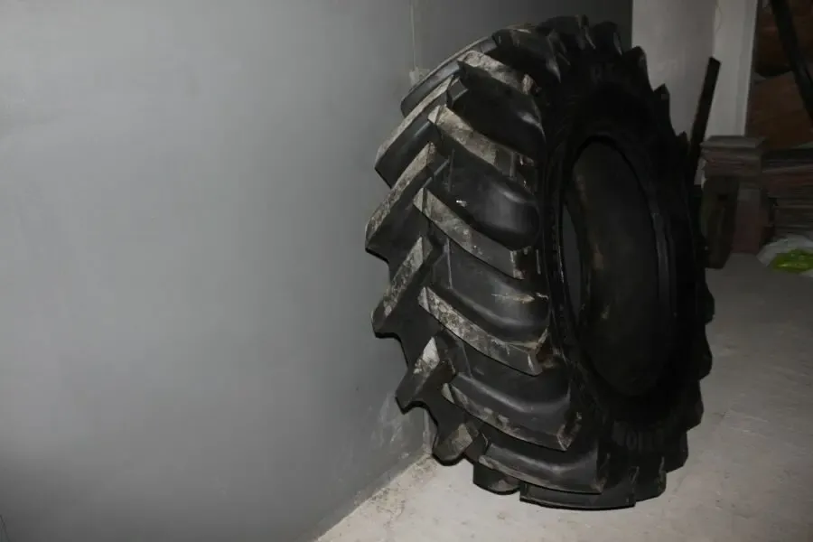 Екскаваторна шина 16.9-28 16PR REZIN 2