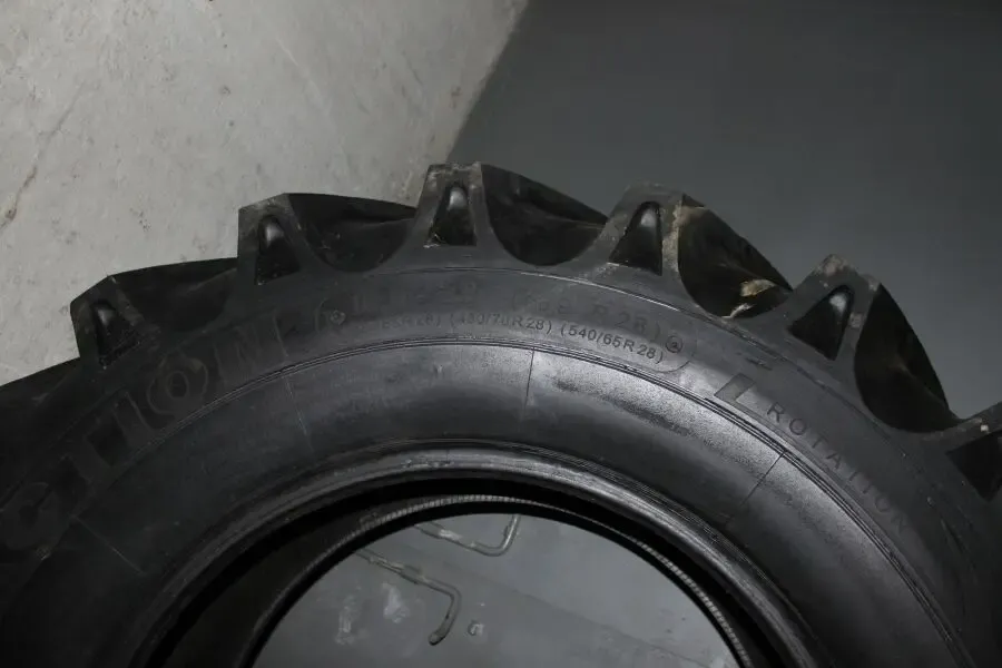 Екскаваторна шина 16.9-28 16PR REZIN 4