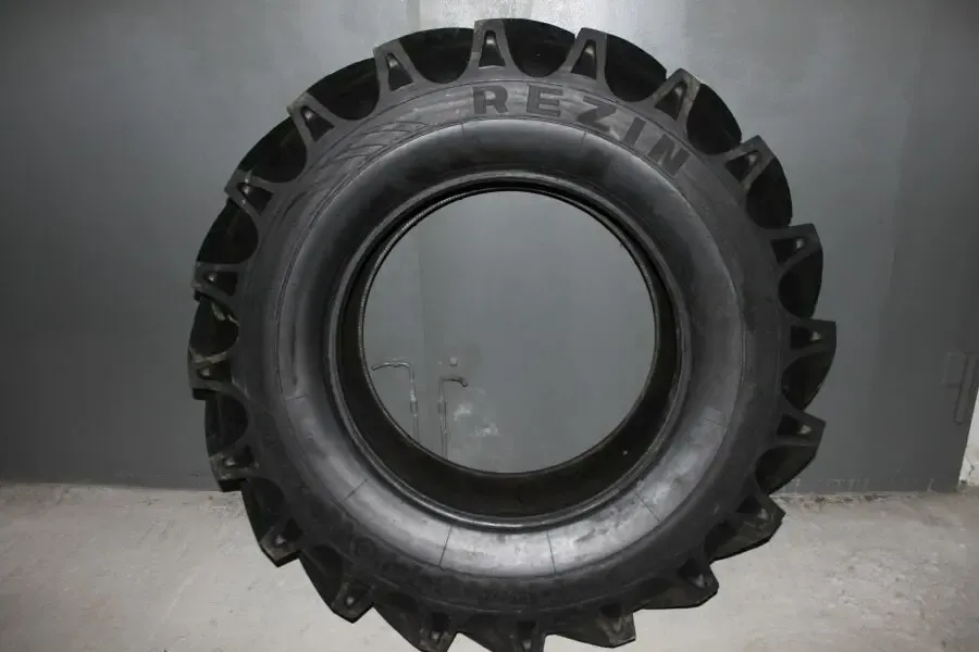 Екскаваторна шина 16.9-28 16PR REZIN