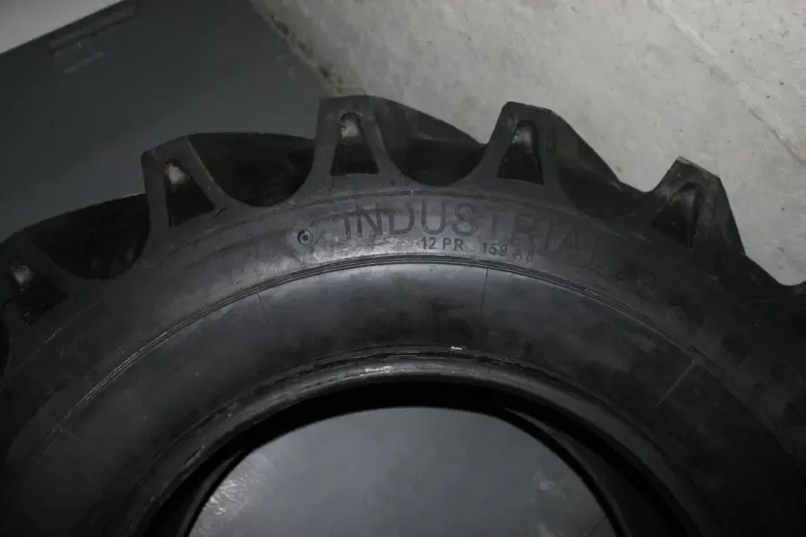 Екскаваторна шина 16.9-28 16PR REZIN 3