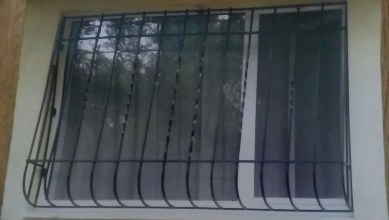 Бронедвери , решетки оконные, кладовки между этажами 3