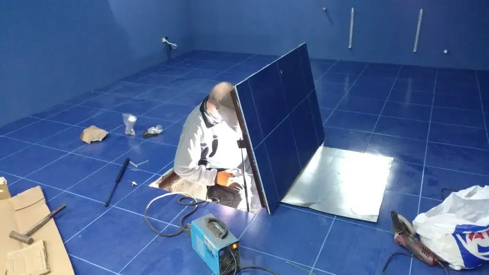 люк с скрытыми петлями. 