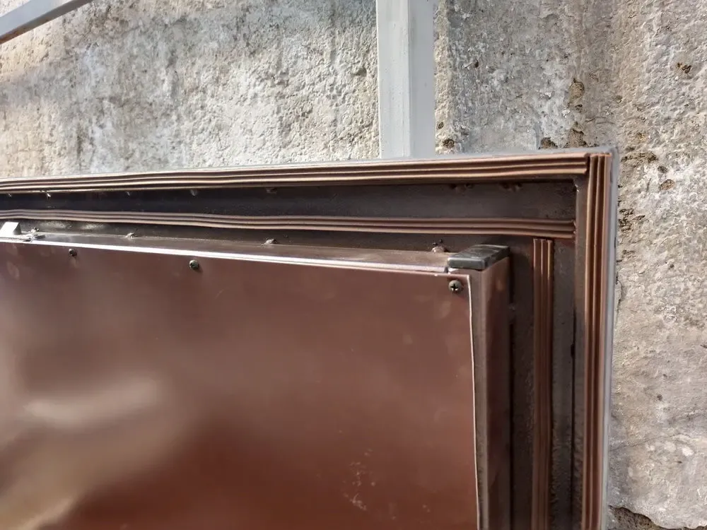 люк с скрытыми петлями. 