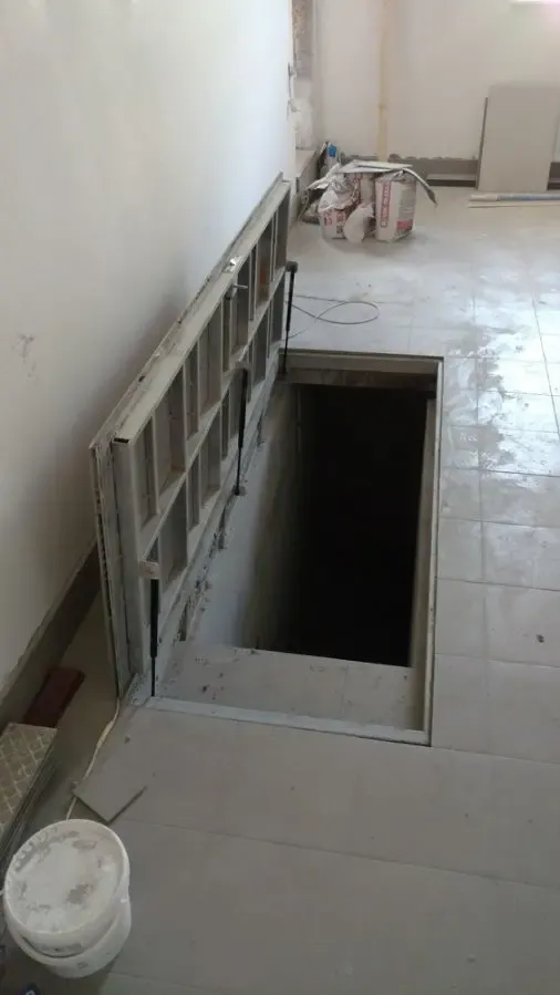 люк с скрытыми петлями. 