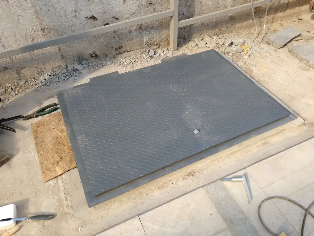 люк с скрытыми петлями. 