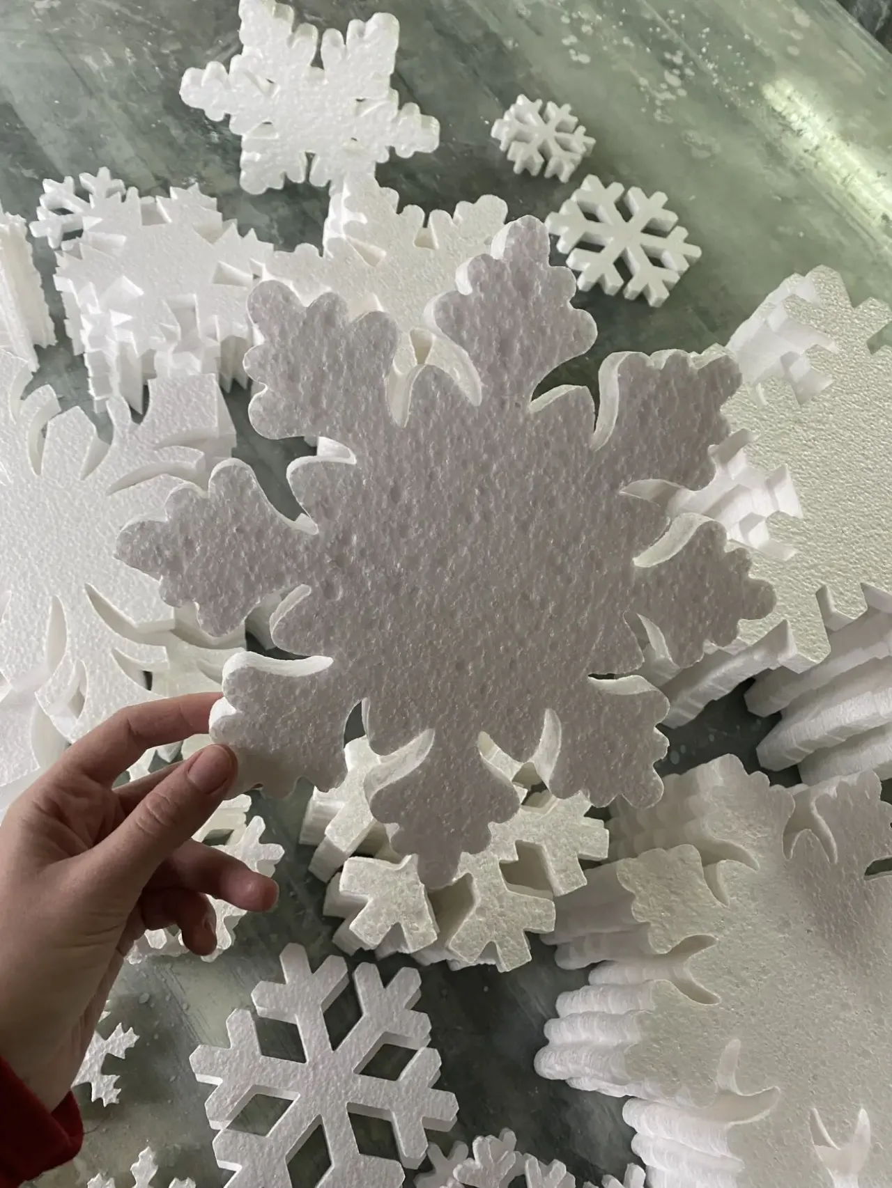 снежинки из пенопласта 5