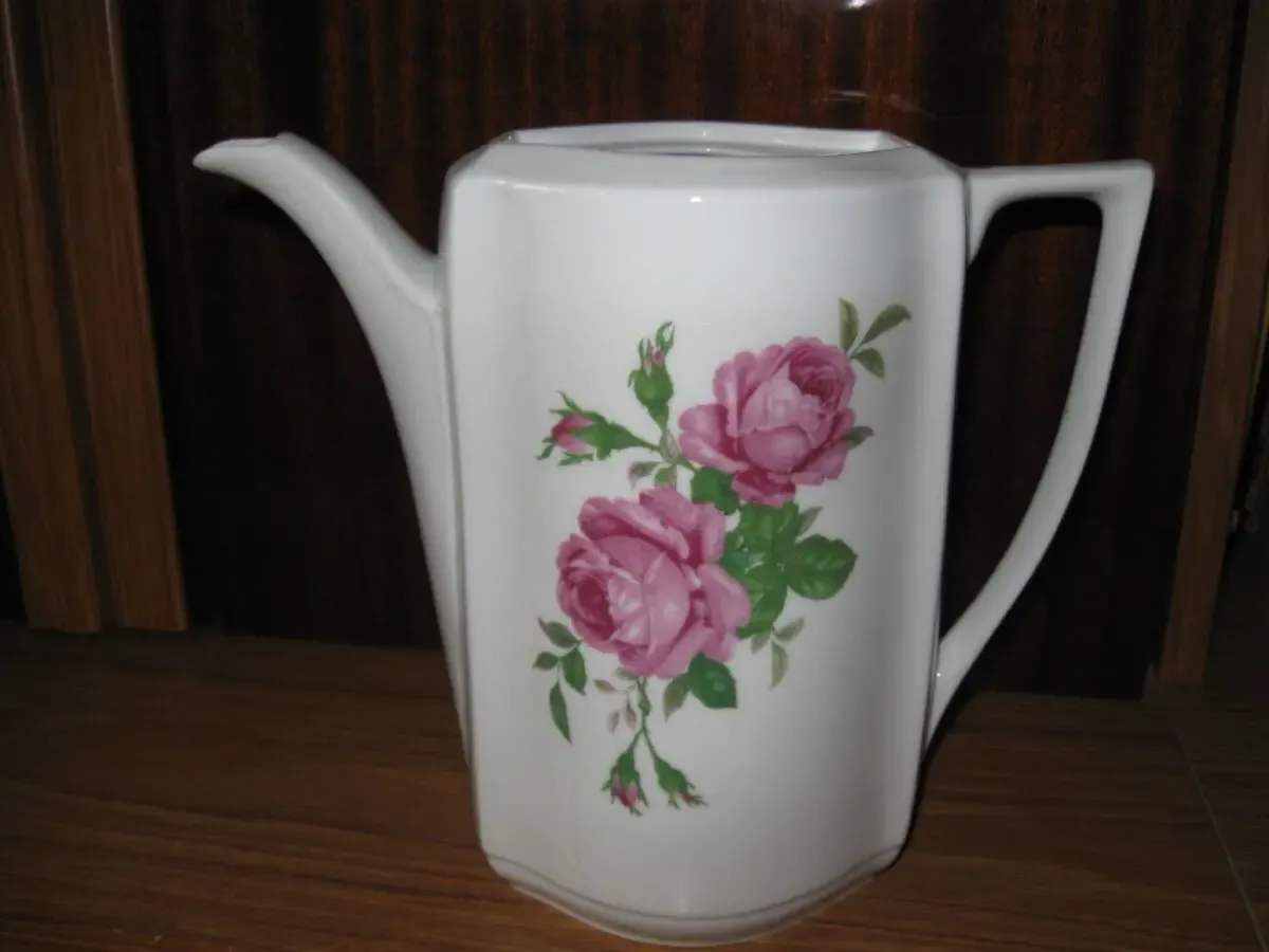 старинный фарфоровый чайник