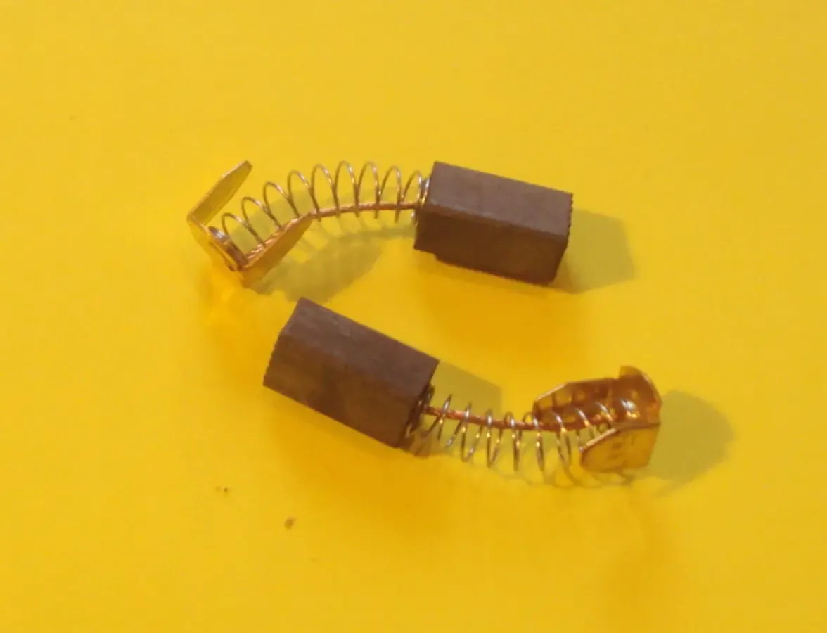 Щетки графитовые для электродвигателей электроинструмента 4