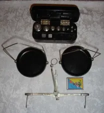 Весы/ваги учбові 10-200 грам; рівноплечі; ручні; з гирями; раритет