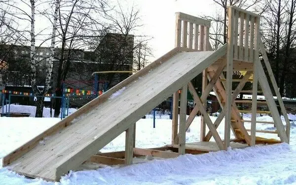 Детская горка из дерева 2