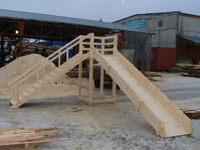 Детская горка из дерева
