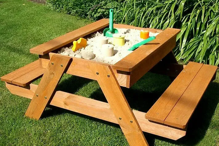 Детская песочница из дерева