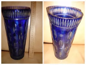 ВАЗА настільна, вис. 23,5 см- синє кольорове різьблене скло. РАРИТЕТ