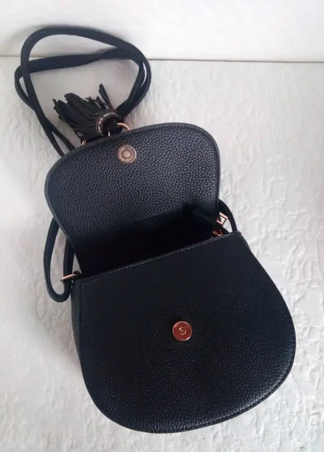 Модная полукруглая сумочка с кисточкой черная и белая 4