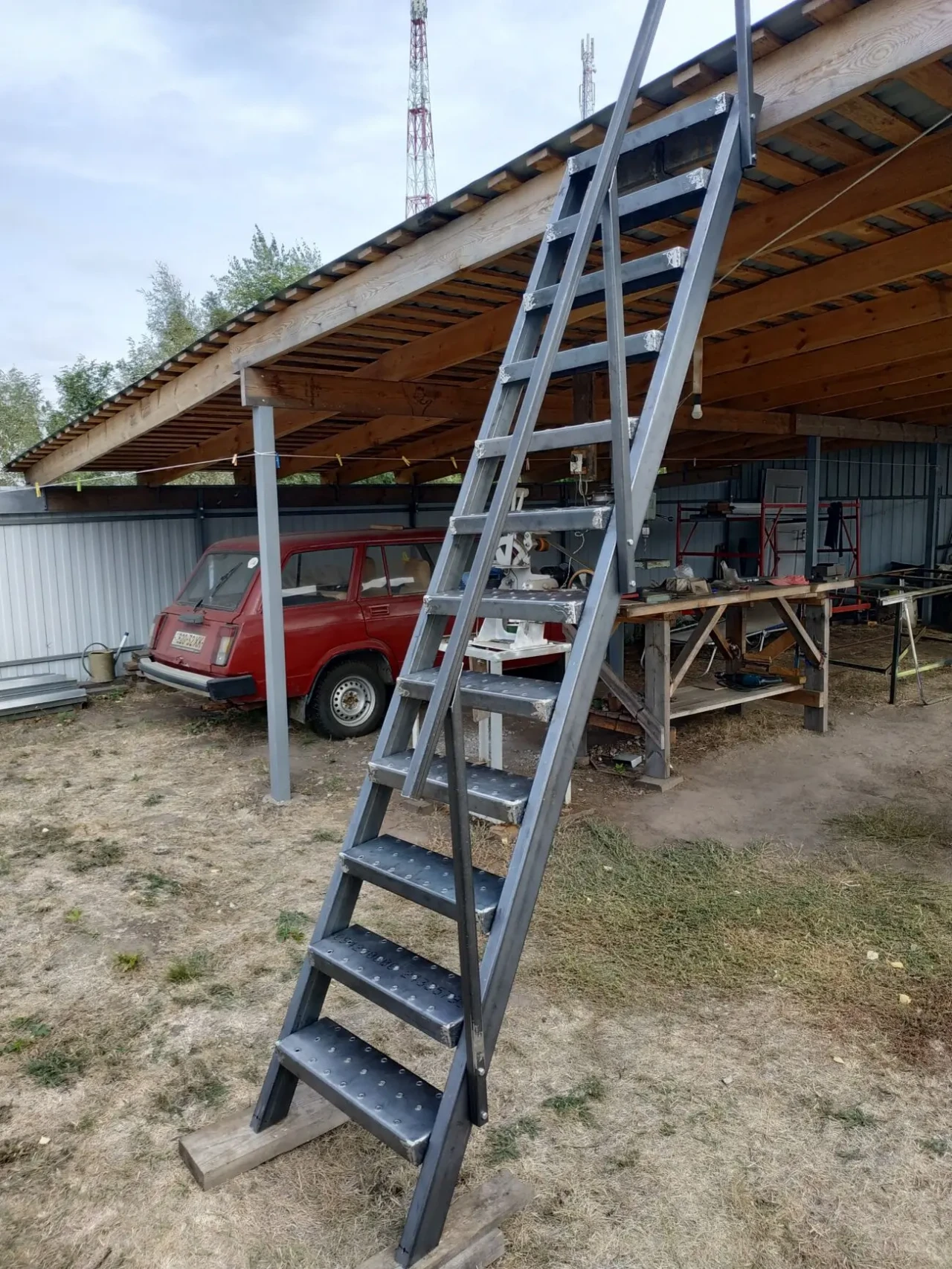 Лестница стальная малогабаритная внешняя 