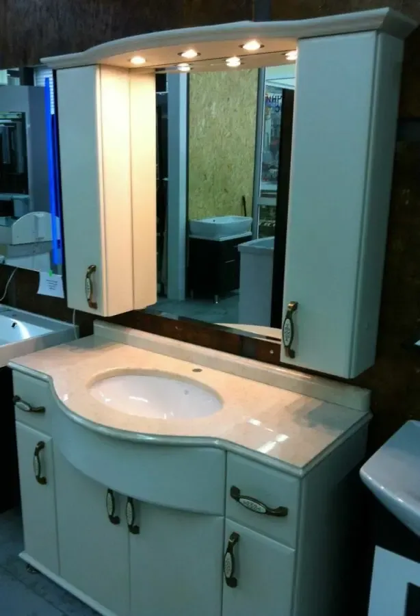 Зеркало и тумба 