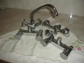 Набор смесителей Grohe в душевую кабину, кухню, ванну.