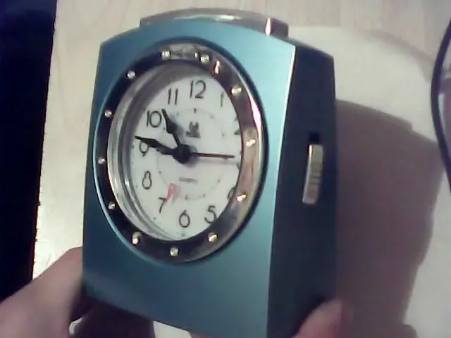 Часы настольные - будильник 2