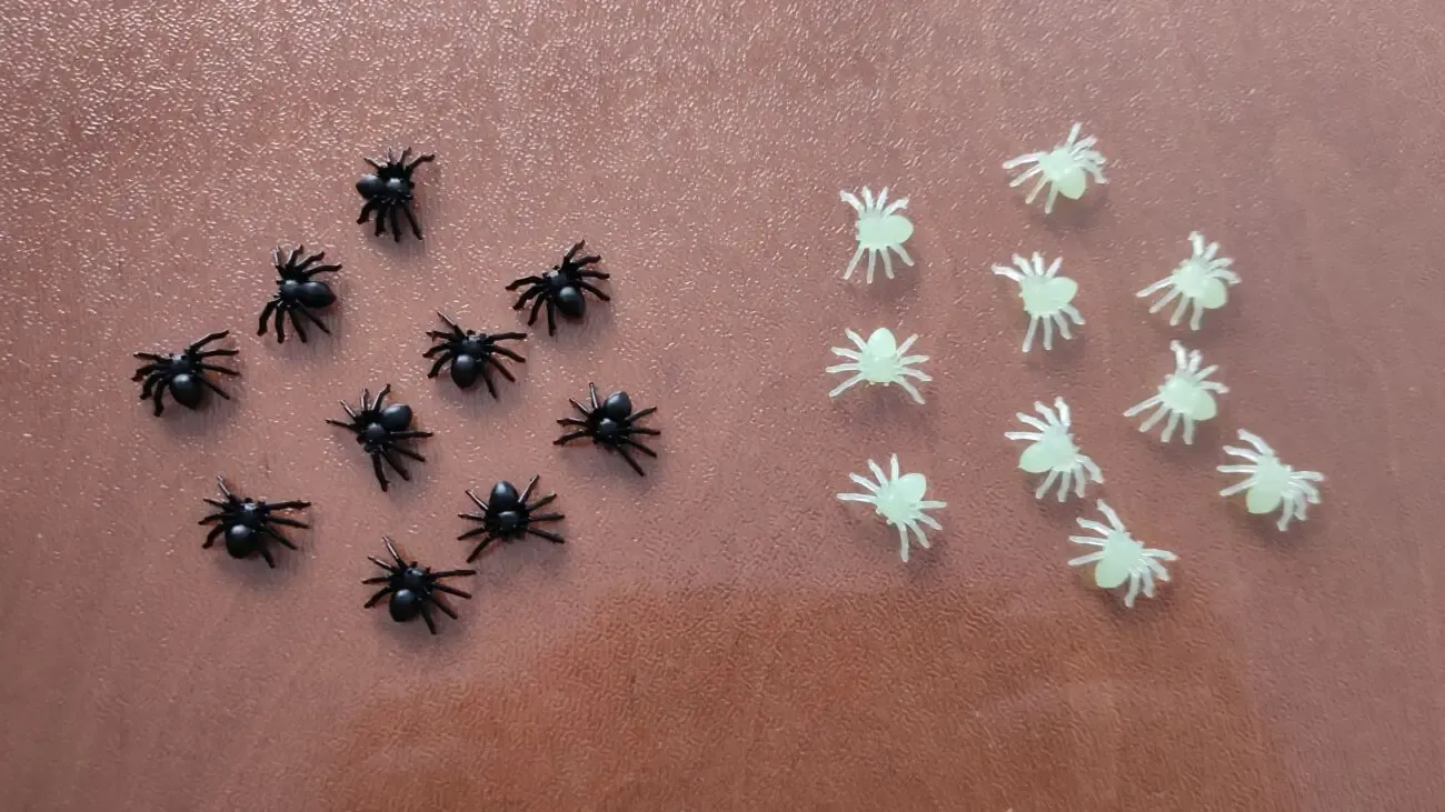 Паучки Чёрные, Белые для хэллоуина прикола пластмассовые 10 шт