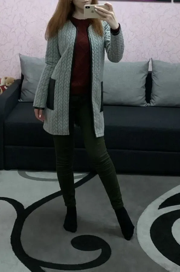 Новый серый кардиган с имитацией крупной вязки и кожаными карманами