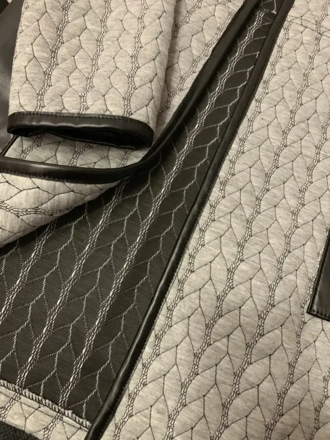 Новый серый кардиган с имитацией крупной вязки и кожаными карманами 3