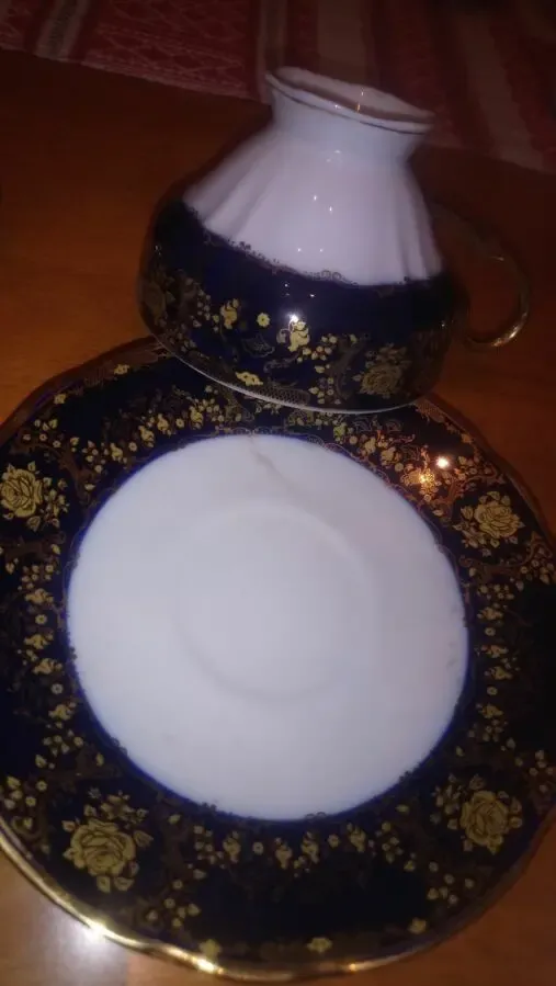 Красивая чайная чашка с блюдцем с золотыми узорами и ручкой.новая