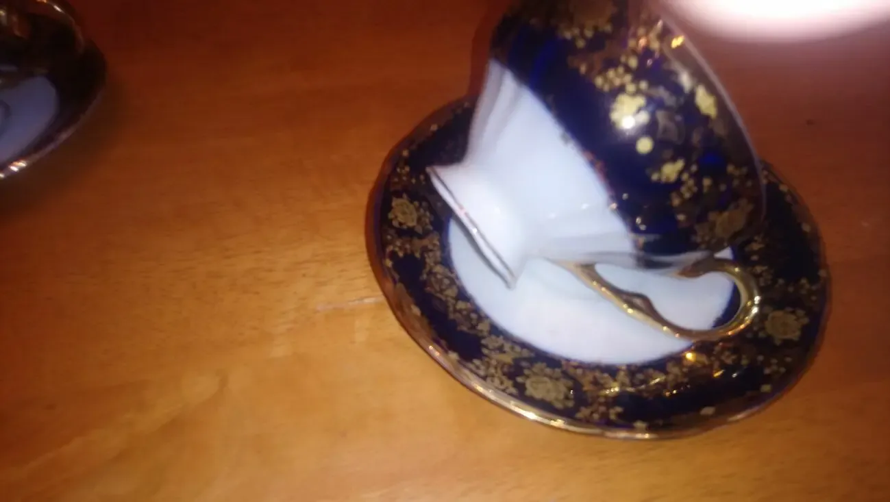 Красивая чайная чашка с блюдцем с золотыми узорами и ручкой.новая 2