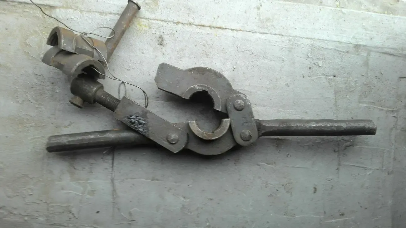 Хомут шарнирный жимок 42