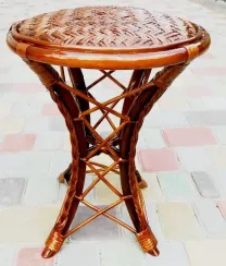 Табурет плетеный из лозы.