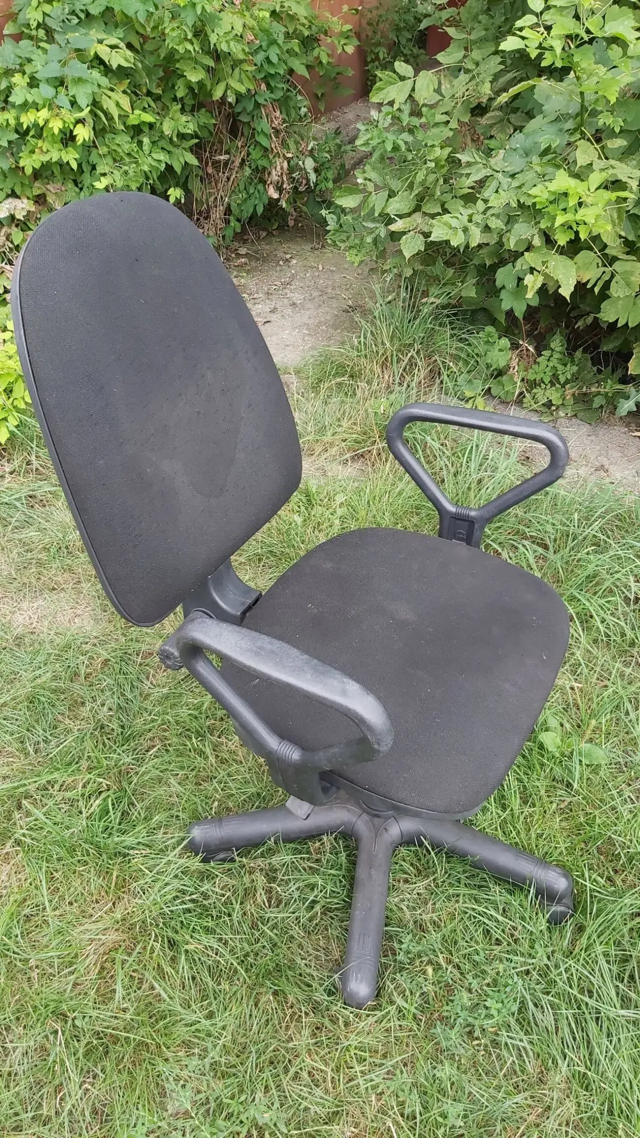 Стулья мягкие деревянные и компьютерный  стул. 2